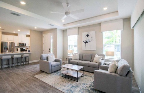 Braden River House | Bright and airy waterfront villa in the Esplanade - Sunny Retreat