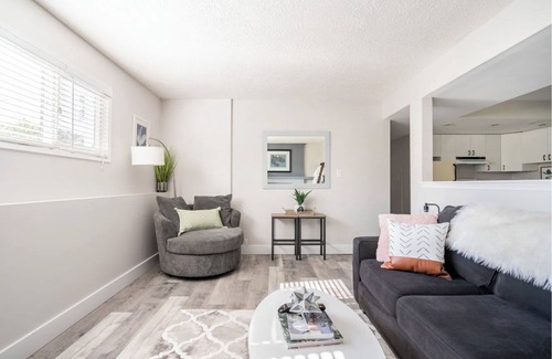 Sidney House | Bright and beautiful 2 bedroom minutes to ocean & shopping
