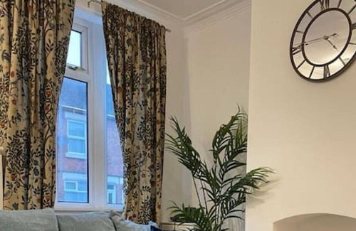 Stoke-on-Trent House | Bright and Central Home in Stoke on Trent