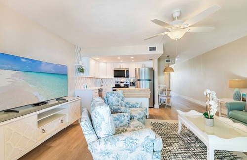 Sanibel Condo | Bright and cheerful, one bedroom, top floor unit! Amazing views!
