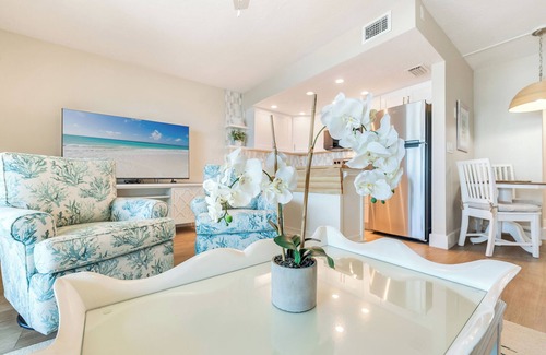 Sanibel Condo | Bright and cheerful, one bedroom, top floor unit! Amazing views!