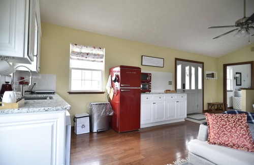 Reedville Cottage | Bright and Cheery Cottage with Endless Water Views