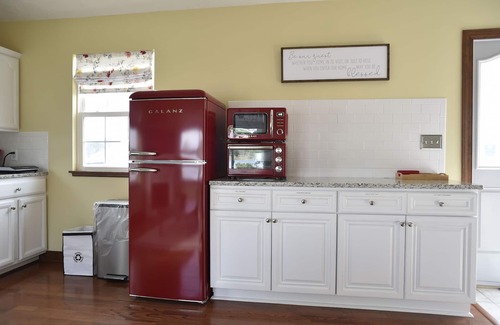 Reedville Cottage | Bright and Cheery Cottage with Endless Water Views