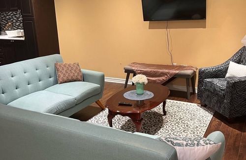 Richmond Hill Apartment | Bright and Clean Basement Apartment,5 min to Lakes.