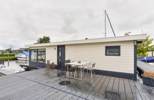 Municipality of Aalsmeer Apartment | Bright and Comfortable Houseboat