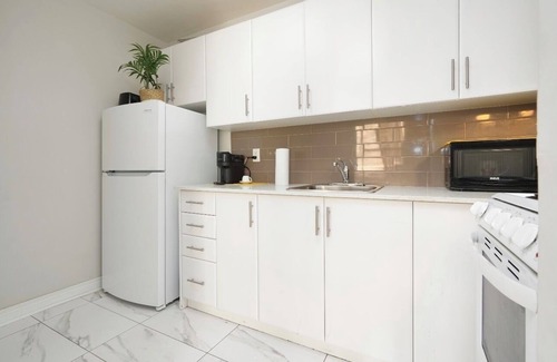 St. James Town Apartment | Bright and cozy entire 1 bedroom apartment nQueen Size Bed in downtown Toronto
