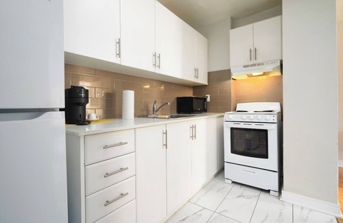 St. James Town Apartment | Bright and cozy entire 1 bedroom apartment nQueen Size Bed in downtown Toronto
