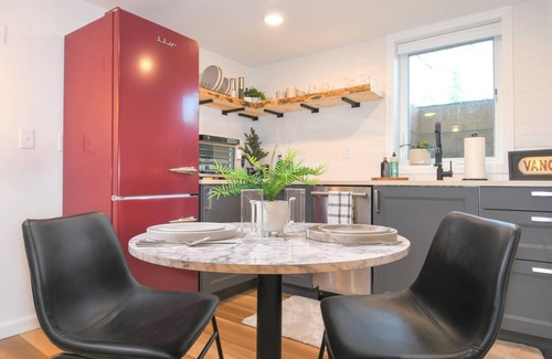 Lincoln Apartment | Bright and Modern Basement Apartment ✿ DT Neighborhood
