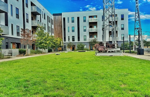 Downtown Des Moines Apartment | Bright and Modern Oasis – Your Home Away From Home!