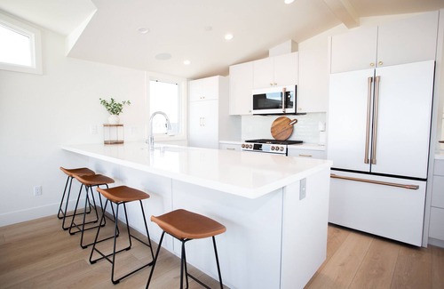 West Newport Condo | Bright and modern upper unit - Rooftop deck