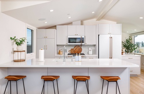 West Newport Condo | Bright and modern upper unit - Rooftop deck