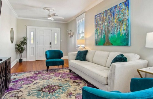 West Riverside House | Bright and Open 5-Bedroom w/Patio | Sleeps 10!