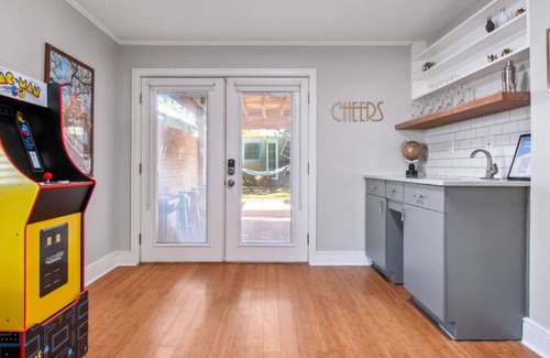 West Riverside House | Bright and Open 5-Bedroom w/Patio | Sleeps 10!