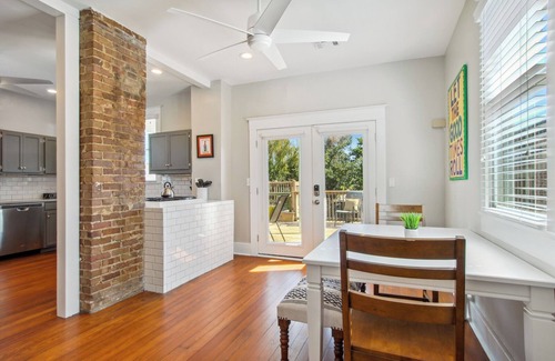West Riverside House | Bright and Open 5 Bedroom with Patio. Sleeps 10!