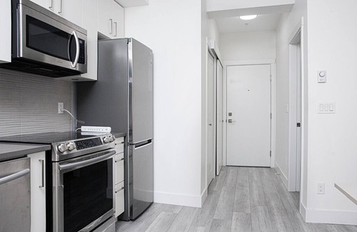 Surrey Apartment | Bright, and peaceful modern apartment, a perfect getaway for a relaxing stay.