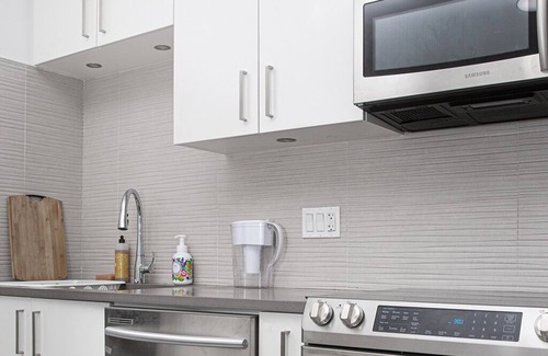 Surrey Apartment | Bright, and peaceful modern apartment, a perfect getaway for a relaxing stay.