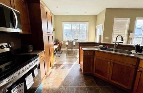 Promontory House | Bright and Private 3-Bedroom Retreat in Chilliwack