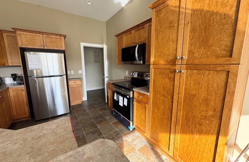 Promontory House | Bright and Private 3-Bedroom Retreat in Chilliwack