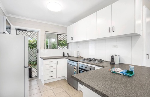 Holloways Beach House | Bright and Spacious Triplex Near Holloways Beach