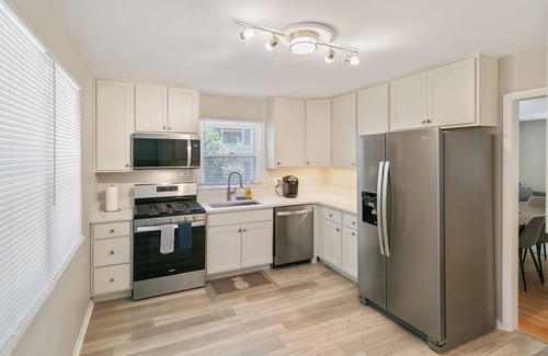 Libertyville House | Bright and Spacious 5-bedhouse in charming Libertyville Near Downtown