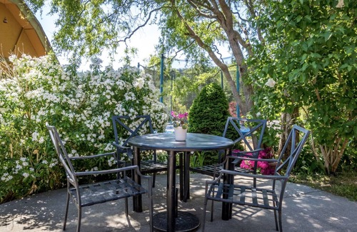 West Porpoise Bay House | Bright And Spacious 3-Bedroom West Coast Rancher