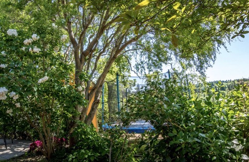 West Porpoise Bay House | Bright And Spacious 3-Bedroom West Coast Rancher