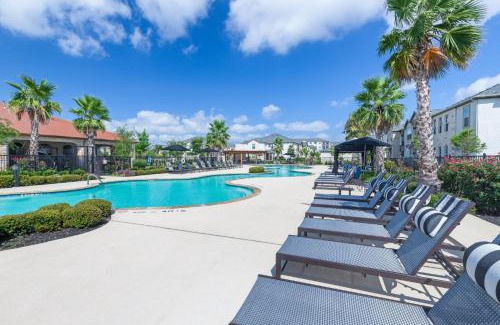 Pflugerville Apartment | Bright and Spacious Apartments with Gym and Pool Access at Century Stone Hill North in Pflugerville, Austin
