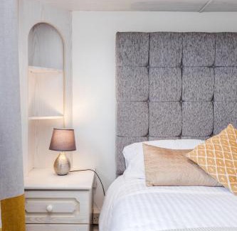 Brentwood Apartment | Bright and spacious home with free parking and garden