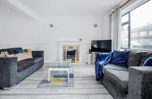 Brentwood Apartment | Bright and spacious home with free parking and garden