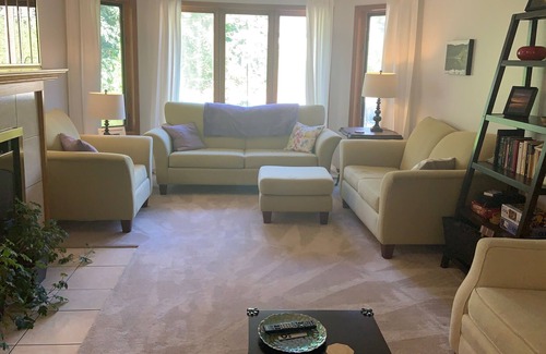 Dundas House | Bright and spacious home in historic town of Dundas.