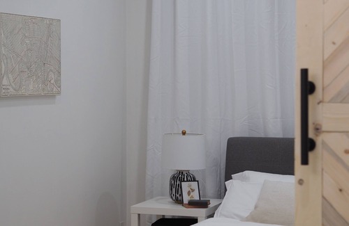Winnipeg House | Bright and Spacious Home near U of W, HSC Hospital, downtown, and airport
