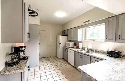 Des Moines Apartment | Bright and Spacious Historic Kingman Blvd 3Bdr #1