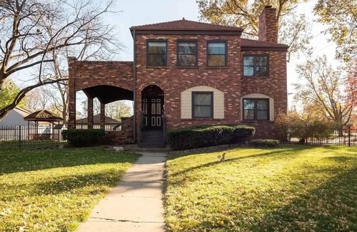 Des Moines Apartment | Bright and Spacious Historic Kingman Blvd 3Bdr #1
