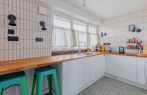 St Luke's Apartment | Bright and Stylish 2BD in Old Street w City Views
