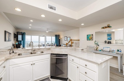 White Sands Cottages House | Bright and Sunny Gulf Front Townhome, Steps from the Water