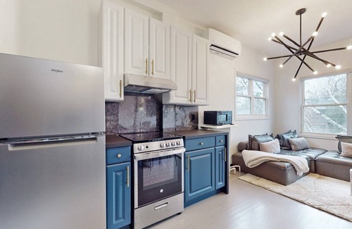 Midtown Toronto Apartment | Bright and Warm, Luxury Annex Loft
