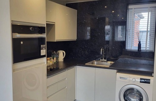 Chatham Apartment | Bright Annexe with Private Garden
