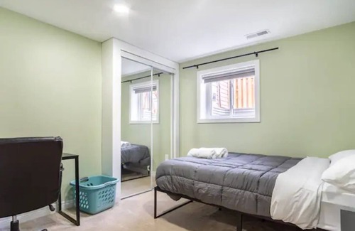 Pickering Condo | Bright Apartment in Bay Ridges near the Lake