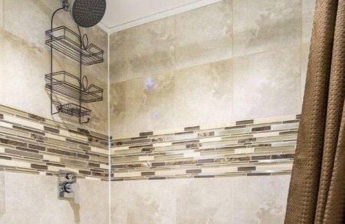 Pickering Condo | Bright Apartment in Bay Ridges near the Lake