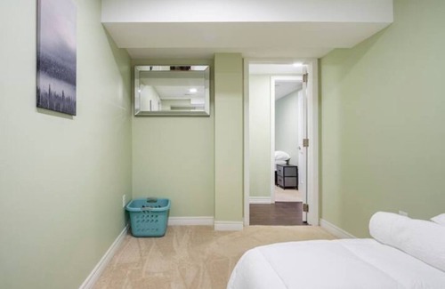 Pickering Condo | Bright Apartment in Bay Ridges near the Lake
