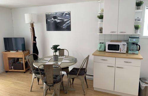 Val Morin Apartment | Bright apartment in the peaceful village of Val-Morin