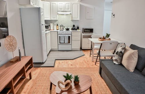La Petite-Patrie Apartment | Bright apartment with balcony at Claudia's