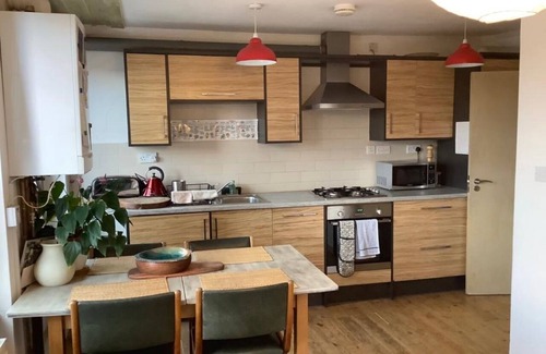 Kentish Town Apartment | Bright Apartment With Terrace Near Kentish Town