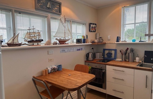Leeman House | Bright beach cottage