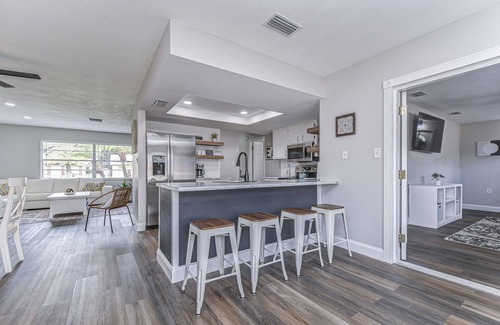 Bear Creek House | Bright & Beautiful 3/2 house close to Beaches & Fun