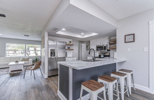Bear Creek House | Bright & Beautiful 3/2 house close to Beaches & Fun