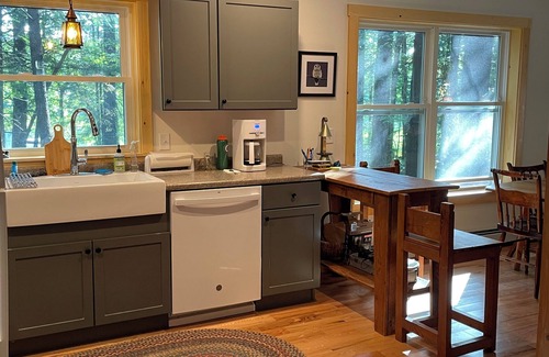 Norway Cottage | Bright beautiful clean 3br/2ba Lake House by Norway hiking, skiing & restaurants
