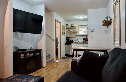 Ucluelet Cottage | Bright & Beautifully Refreshed Cottage - 2 min from Ocean!