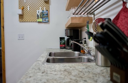 Ucluelet Cottage | Bright & Beautifully Refreshed Cottage - 2 min from Ocean!