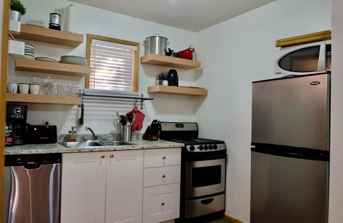 Ucluelet Cottage | Bright & Beautifully Refreshed Cottage - 2 min from Ocean!